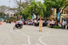 Cảnh sát giao thông Thái Nguyên hướng dẫn kỹ năng lái xe gắn máy an toàn cho gần 2.000 học sinh