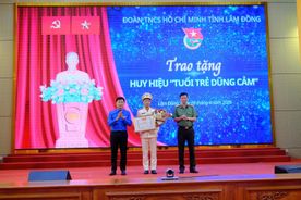 Trao tặng Huy hiệu và Bằng khen “Tuổi trẻ dũng cảm” cho Đại úy Công an dũng cảm cứu người