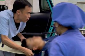 Hà Nội: Cảnh sát giao thông kịp thời mở đường đưa 2 người bị tai nạn lao động đi cấp cứu