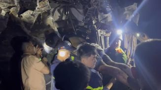 Tuyên Quang: Xuyên đêm cứu nạn xe chở vật liệu rơi xuống vực sâu 80m