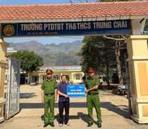 “Thắp sáng vùng biên – Lan tỏa nghĩa tình người chiến sĩ Công an”