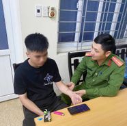 Thanh Hoá: Công an phường Hạc Thành kịp thời ngăn chặn một nam thanh niên có ý định nhảy cầu tự tử