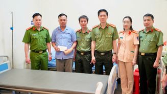 Thăm hỏi, động viên cán bộ Cảnh sát giao thông bị thương khi làm nhiệm vụ