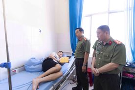 Thăm, động viên cán bộ chiến sĩ bị thương khi tham gia chữa cháy, cứu nạn, cứu hộ