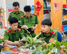 Lan tỏa văn hóa đọc trong lực lượng Cảnh sát cơ động Công an tỉnh Quảng Trị: “Sách hay – Trí tuệ sáng – Bản lĩnh vững”
