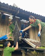 Công an xã Hưng Vũ, tỉnh Lạng Sơn hỗ trợ Nhân dân khắc phục hậu quả thiên tai
