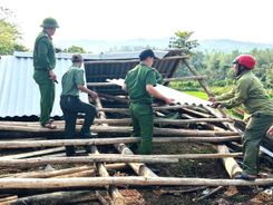 Công an xã Tà Rụt giúp người dân khắc phục hậu quả lốc xoáy tại thôn Apul (Quảng Trị)