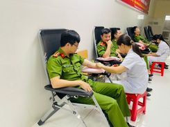 Công an xã tham gia hiến máu khẩn cấp cứu người