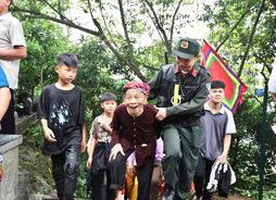 Đảm bảo an ninh trật tự và tận tụy phục vụ du khách về với Đền Hùng