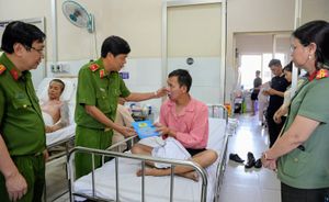 Thăm hỏi, động viên cán bộ chiến sĩ bị thương khi làm nhiệm vụ chữa cháy