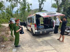 Cảnh sát 113 đưa người bị tai nạn giao thông đi cấp cứu kịp thời