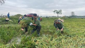 Công an tỉnh Hà Tĩnh dầm mình giúp dân khắc phục hậu quả dông, lốc