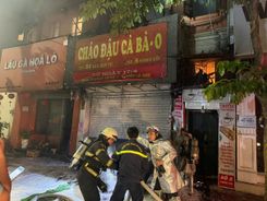 Hà Nội: Giữa đêm - Kịp thời cứu 04 người mắc kẹt trong nhà dân
