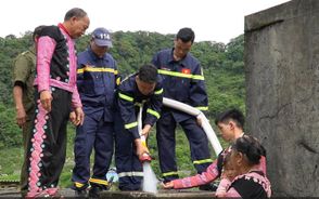 Công an tỉnh Phú Thọ sử dụng xe téc vận chuyển nước sạch hỗ trợ bà con xã vùng cao Pà Cò