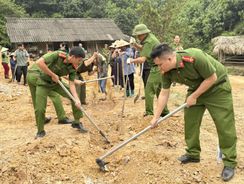 Lào Cai: Công an xã quan tâm, hỗ trợ trẻ em có hoàn cảnh khó khăn