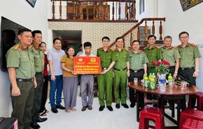 Trao tặng nhà đại đoàn kết, hỗ trợ người dân có hoàn cảnh khó khăn