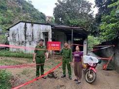 Thanh Hoá: Công an xã Cẩm Thủy hỗ trợ người dân khắc phục hậu quả sạt lở đá
