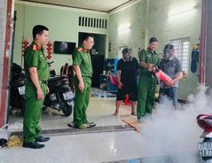 Công an phường hướng dẫn an toàn phòng cháy chữa cháy cho người dân vào ban đêm