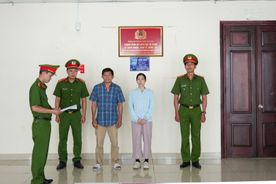 Công an TP Cần Thơ khởi tố 02 đối tượng sản xuất, buôn bán nước hoa giả