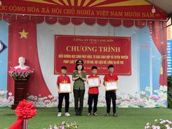 Công an Lạng Sơn biểu dương học sinh phát hiện, giao nộp vũ khí nhặt được