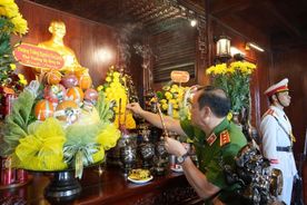 Thứ trưởng Nguyễn Văn Long dâng hương tưởng niệm Chủ tịch Hồ Chí Minh 