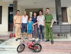 Cảnh sát giao thông Bắc Ninh kịp thời hỗ trợ cháu bé đi lạc về với gia đình