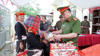 Lạng Sơn: Công an xã Nhất Hòa triển khai mô hình “Gian hàng 0 đồng” tại chợ phiên
