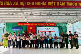 Thu nhận hồ sơ cấp Căn cước và tặng quà tại Trung tâm hỗ trợ phát triển giáo dục hòa nhập Phú Yên