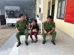 Công an xã Xốp, tỉnh Quảng Ngãi giúp đỡ cháu bé đi lạc tìm về với gia đình