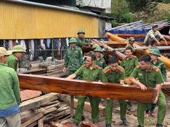 Công an xã Keng Đu, tỉnh Nghệ An hỗ trợ dựng nhà cho 02 gia đình có hoàn cảnh khó khăn