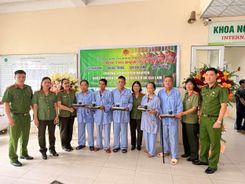 Cụm thi đua số 11, Công an TP Hà Nội “Trao tặng suất ăn miễn phí” tại Bệnh viện Đa khoa Gia Lâm