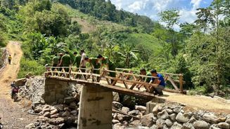 Điện Biên: Công an xã Mường Tùng góp sức cùng Nhân dân xây dựng cầu dân sinh