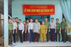 Công an tỉnh Vĩnh Long bàn giao nhà đại đoàn kết