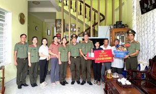 Trao tặng sổ tiết kiệm, giúp đỡ gia đình có hoàn cảnh khó khăn