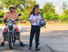 Cảnh sát giao thông Lâm Đồng hỗ trợ thí sinh trong Kỳ thi tốt nghiệp THPT năm 2026
