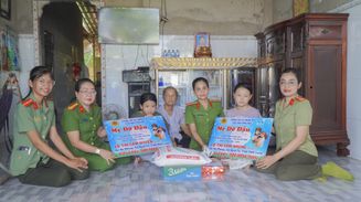 Hội phụ nữ Công an xã Ngãi Tứ, tỉnh Vĩnh Long thực hiện hiệu quả chương trình “Mẹ đỡ đầu”