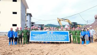 Thanh niên Công an Lạng Sơn ra quân thực hiện phần việc thanh niên tại trường liên cấp xã Mẫu Sơn