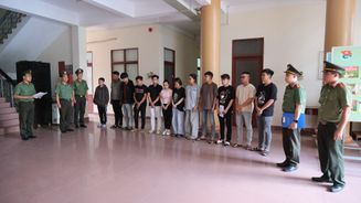 Khởi tố 12 bị can mua bán trái phép tài khoản ngân hàng