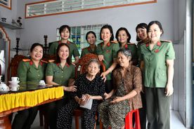 Về nguồn, tặng quà Mẹ Việt Nam anh hùng 