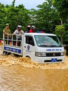 Sơn La: Công an xã Quỳnh Nhai hỗ trợ Nhân dân qua khu vực ngập lụt, bảo đảm an toàn giao thông