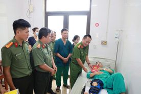 Lào Cai: Thăm hỏi, động viên cán bộ Công an phường Cầu Thia bị thương khi làm nhiệm vụ