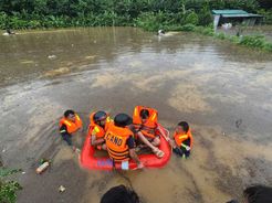 Công an tỉnh Sơn La hỗ trợ nhân dân khắc phục hậu quả do mưa lớn gây ra