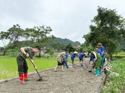 Công an xã Vũ Lăng, tỉnh Lạng Sơn chung tay xây dựng đường giao thông nông thôn