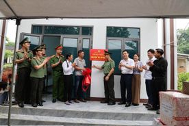 Công an tỉnh Phú Thọ trao "Nhà tình nghĩa" tặng hộ gia đình có hoàn cảnh khó khăn