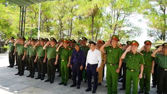 Công an tỉnh Thái Nguyên hành trình tri ân trên dải đất miền Trung lịch sử