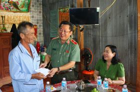 Dâng hương, thăm, tặng quà nhân kỷ niệm Ngày Thương binh -Liệt sĩ