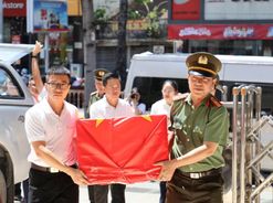 Công an Thành phố Hồ Chí Minh tiếp nhận di ảnh liệt sĩ phục dựng