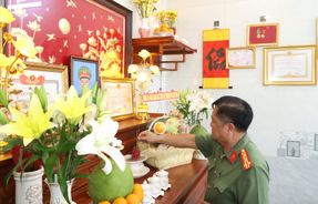 Công an thành phố Cần Thơ thăm, tặng quà gia đình Liệt sĩ Nguyễn Văn Kha