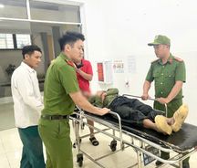 Lực lượng Công an cơ sở Tuyên Quang kịp thời giúp đỡ người dân gặp nạn đi cấp cứu