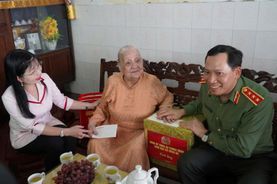 Thứ trưởng Lê Văn Tuyến thăm, tri ân Mẹ Việt Nam Anh hùng nhân kỷ niệm 79 năm Ngày Thương binh - Liệt sĩ